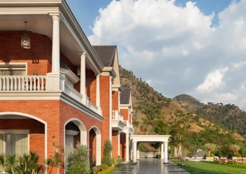 Hill House Solan: Stepped Residence Shaped by the Terrain